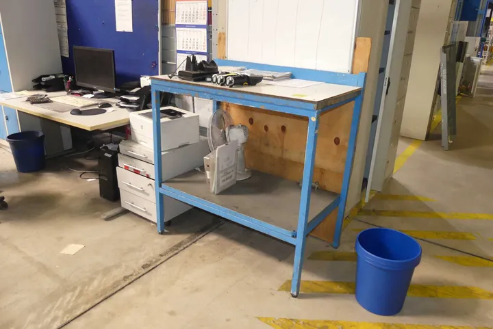 Werktisch, ohne Inhalt Maße in cm ca. 107 x 62 x 100